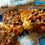 USN Trust Crunch Cookies & Cream - chrupiący baton białkowy z masą ciasteczkową