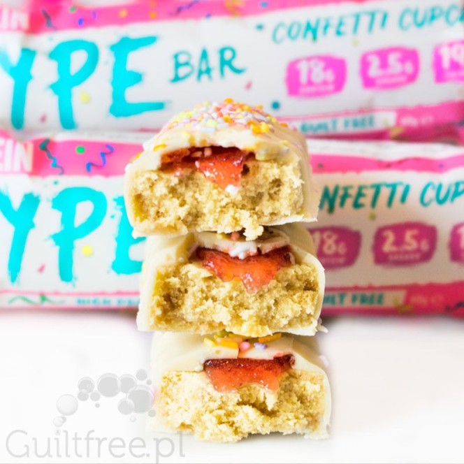 HYPE Bar Confetti Cupcake - niskocukrowy baton białkowy z masą truskawkową i białą czekoladą