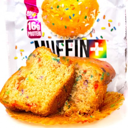 Bake City Protein Muffin Birthday Cake - wielki muffin proteinowy 16g białka, z posypką tortową