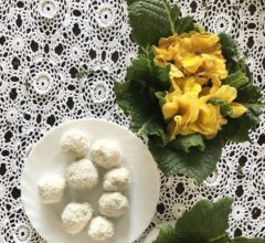Mleko kokosowe – właściwości i przepis na domowe fit Rafaello