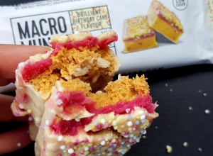 Fit Recenzje: Bulk Powders Macro Munch Birthday Cake – dobra robota!
