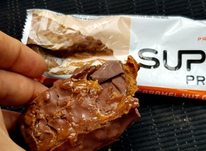 Fit Recenzje: Supreme Protein Caramel Nut Chocolate – czy 390kcal jest warte grzechu?