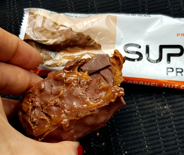 Fit Recenzje: Supreme Protein Caramel Nut Chocolate – czy 390kcal jest warte grzechu?