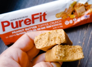 Fit Recenzje: Pure Fit Peanut Butter Toffee Crunch – wegański baton białkowy bez słodzików