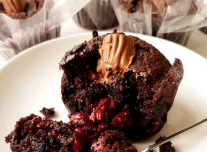 Czekoladowe muffiny brownie bez cukru z wiśniowo-czekoladową lawą