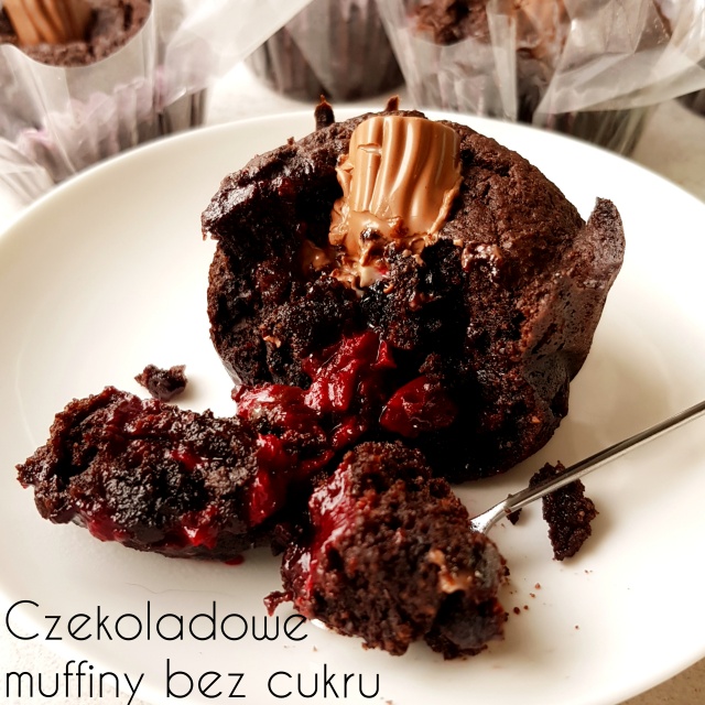 Czekoladowe muffiny brownie bez cukru z wiśniowo-czekoladową lawą
