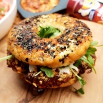 Proteinowy burger pizzowy z indyka z chorizo – 50g białka & 400kcal