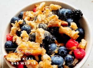 Salted Peanut & Berries Crunchy Triffle Bowl – jednoporcjówka proteinowa z PB2