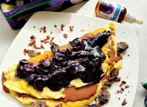 Omlet proteinowy czekoladowo-śliwkowy – 52g białka & 430kcal