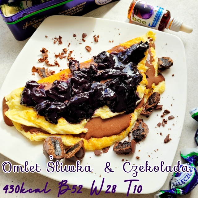 Omlet proteinowy czekoladowo-śliwkowy – 52g białka & 430kcal