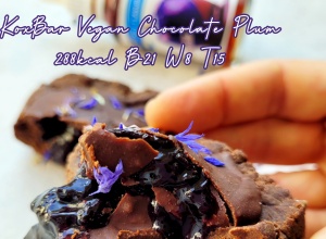 KoxBar Vegan Chocolate Plum – wegański rzemieślniczy baton proteinowy