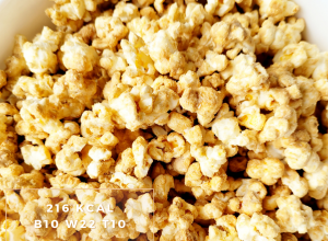 Jak zrobić w domu popcorn karmelowy bez cukru, z białą czekoladą i masłem orzechowym?