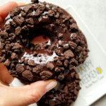 Donuty proteinowe a la brownie 199kcal & 14g białka – potrójnie czekoladowe z posypką Oreo